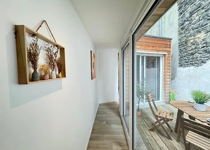 Tour D'auvergne: Near Cathedral And Place De Jaude *