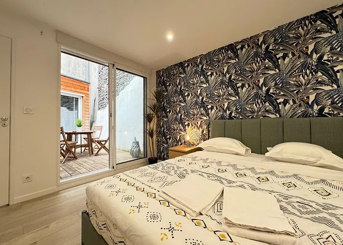 Tour D'auvergne: Near Cathedral And Place De Jaude Clermont-Ferrand