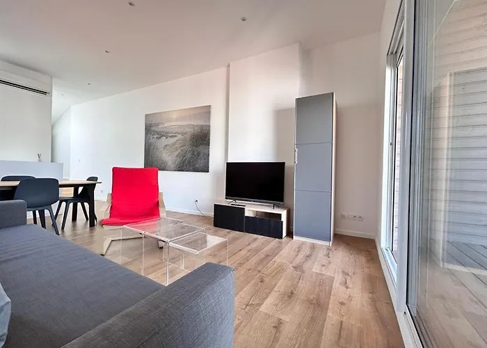 Tour D'auvergne: Near Cathedral And Place De Jaude Clermont-Ferrand