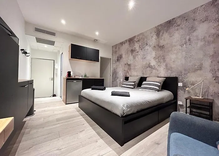 Tour D'auvergne: Near Cathedral And Place De Jaude * Clermont-Ferrand