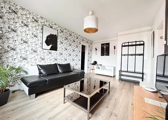 Tour D'auvergne: Near Cathedral And Place De Jaude *