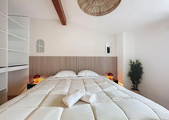 Tour D'auvergne: Near Cathedral And Place De Jaude Clermont-Ferrand